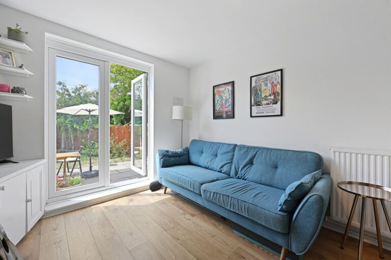 Conway Grove, Acton, W3