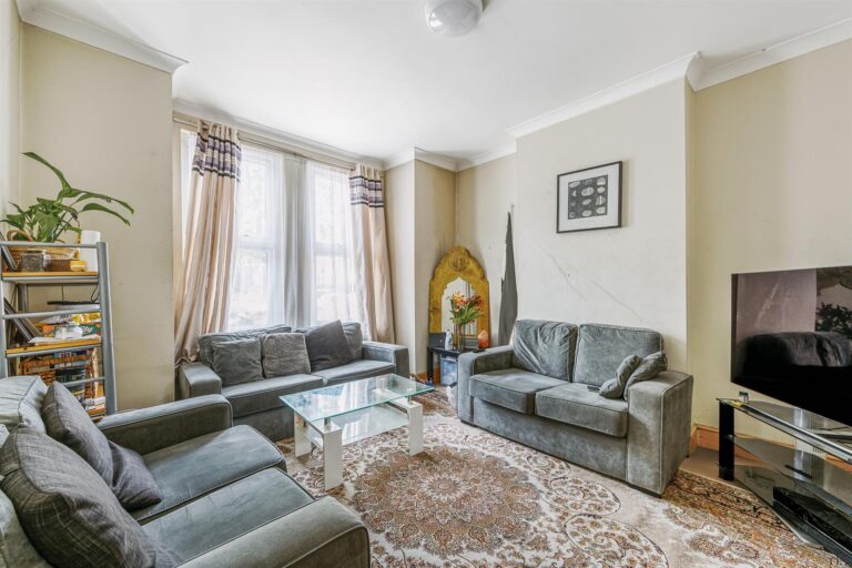 Gunnersbury Lane, Acton, W3