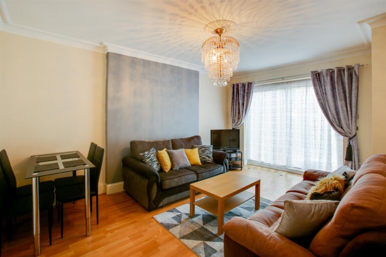 Bowes Road, Acton, W3