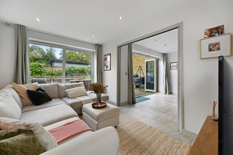 Avenue Road, Acton, W3